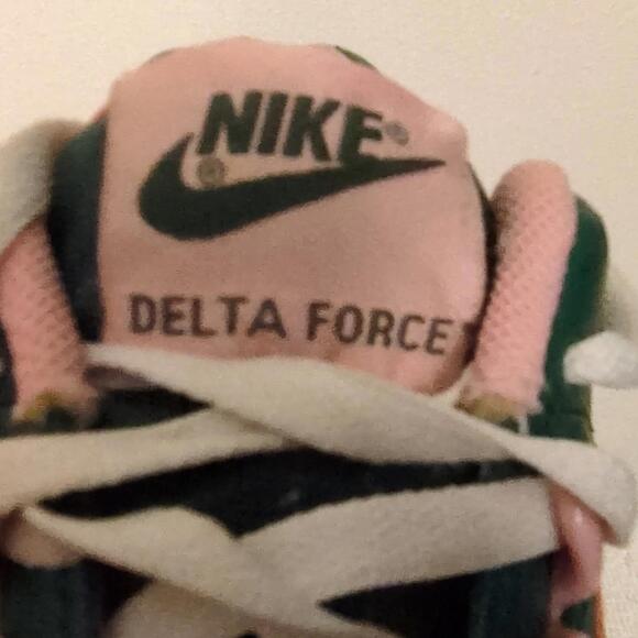 Vintage 2004Nike Delta Force Low Top Green Pink Basketball Shoes Women Sz10